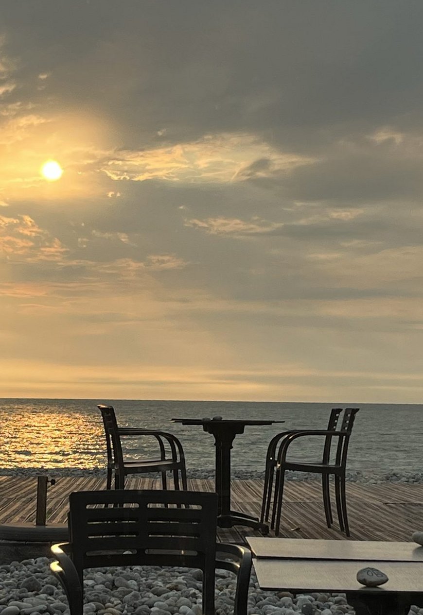 Coucher de soleil sur la Manche, terrasse sur la plage de galets