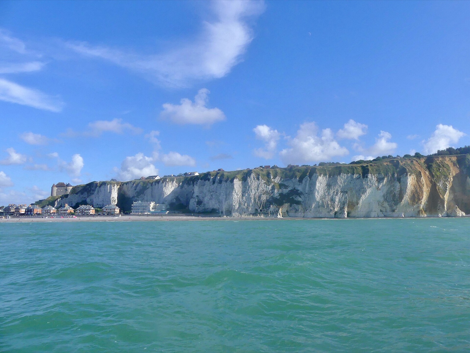 Les falaises et le château de Dieppe vus de la mer